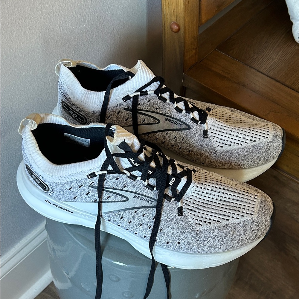 Brooks Men's Cream and Gray Athletic Shoes